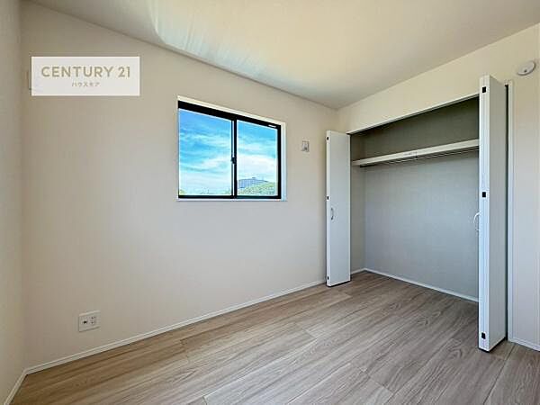 掃き出し窓がないお部屋は、お子様のお部屋としても安心です！収納スペースも充実しているので散らかったお部屋をサッと片付けられます！