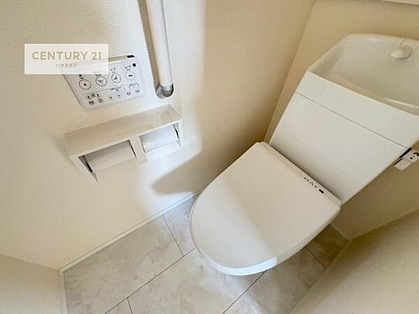 1・2階にトイレがございます！朝の忙しい時間帯も待たずにすみそうですね。白を基調とした清潔感のあるトイレでお手入れがしやすいです！