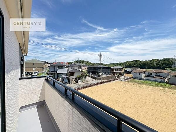 広々としているバルコニーです！お洗濯物を干すのはもちろん風に当たりながらくつろぎタイムが送れます！