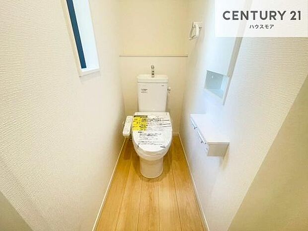 1・2階にトイレがございます!朝の忙しい時間帯も待たずにすみそうですね。白を基調とした清潔感のあるトイレでお手入れがしやすいです!