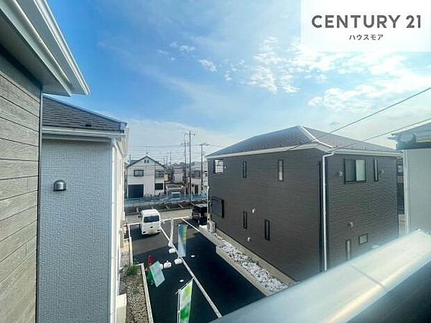 晴れた日には青い空を見渡せる開放的な時間を楽しめます。気持ちの良い風が通り抜ける街並みです!