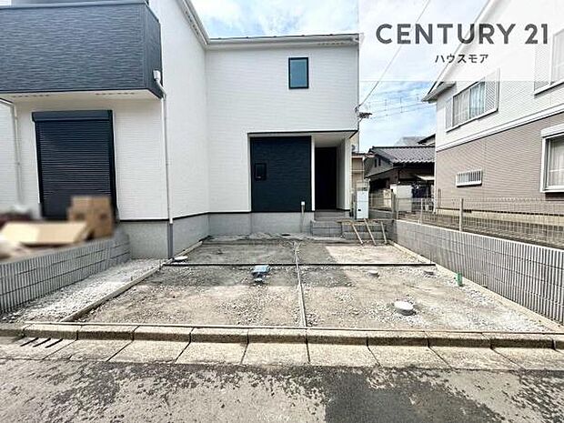 駐車スペースは2台分あります!セカンドカーはもちろん、バイクや自転車なども置き場所に困りません。【現地販売会開催中】