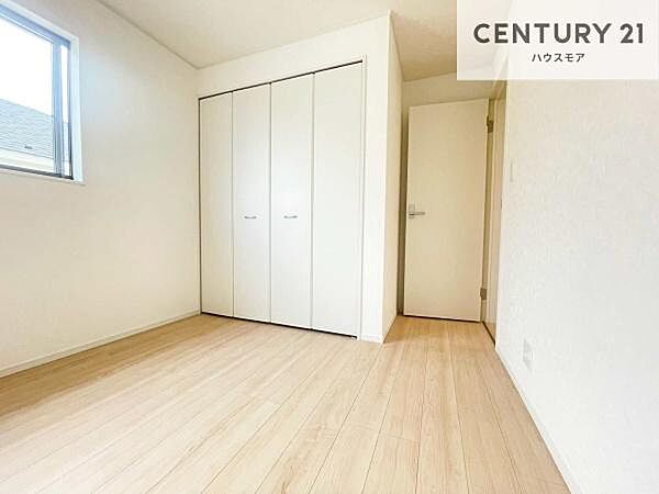 掃き出し窓がないお部屋は、お子様のお部屋としても安心です！収納スペースも充実しているので散らかったお部屋をサッと片付けられます！
