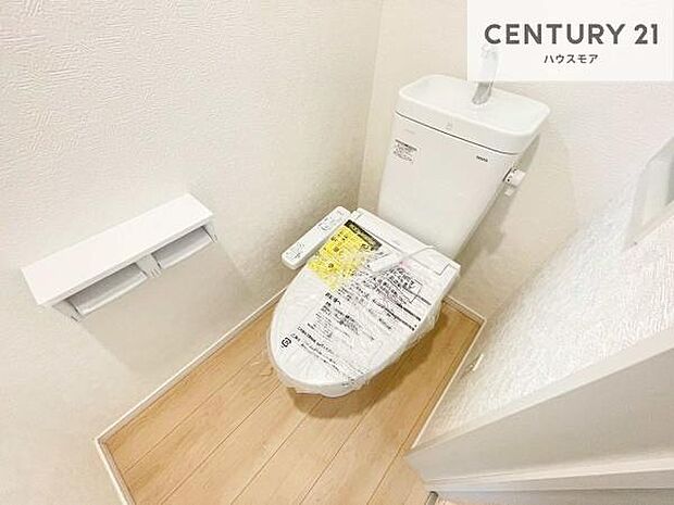 1・2階にトイレがございます!朝の忙しい時間帯も待たずにすみそうですね。白を基調とした清潔感のあるトイレでお手入れがしやすいです!