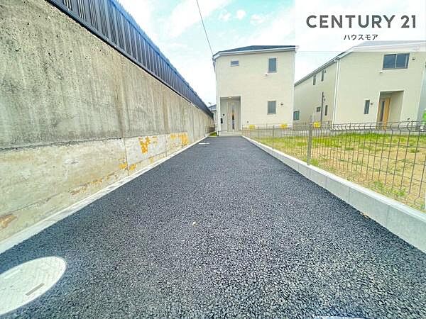 駐車スペースは2台分あります！セカンドカーはもちろん、バイクや自転車なども置き場所に困りません。