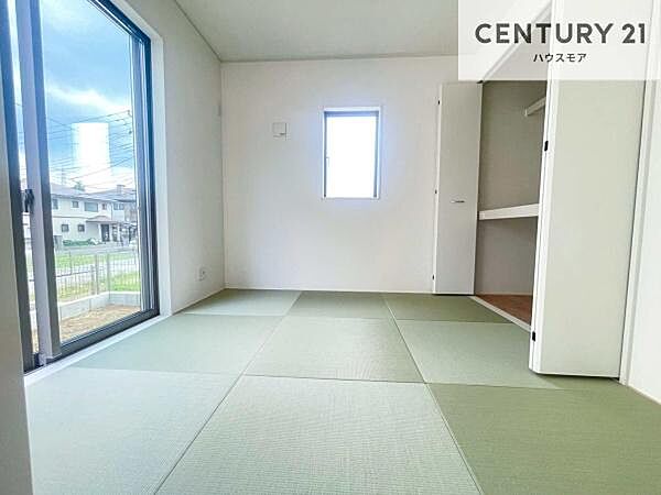 リビングと隣接している和室です！客間としてはもちろん、家事の休憩スペースとして使用するのもいいですね！