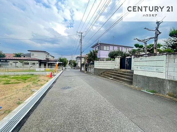 前面道路6m!陽当り良好な立地です。車庫入れが苦手な方も安心ですね。