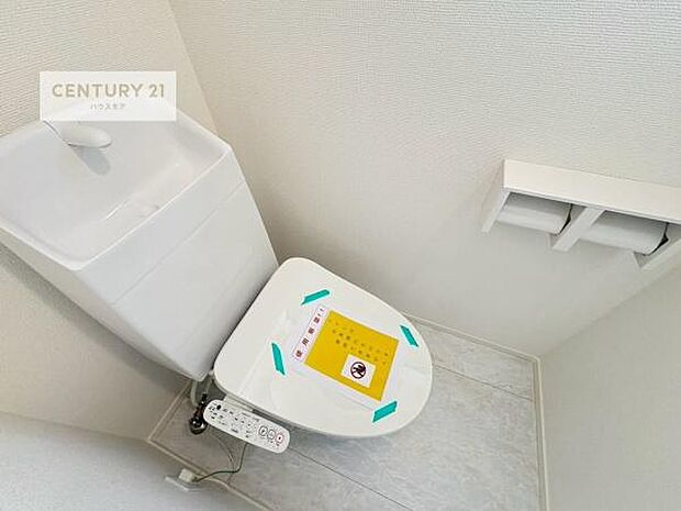 1・2階にトイレがございます!朝の忙しい時間帯も待たずにすみそうですね。白を基調とした清潔感のあるトイレでお手入れがしやすいです!