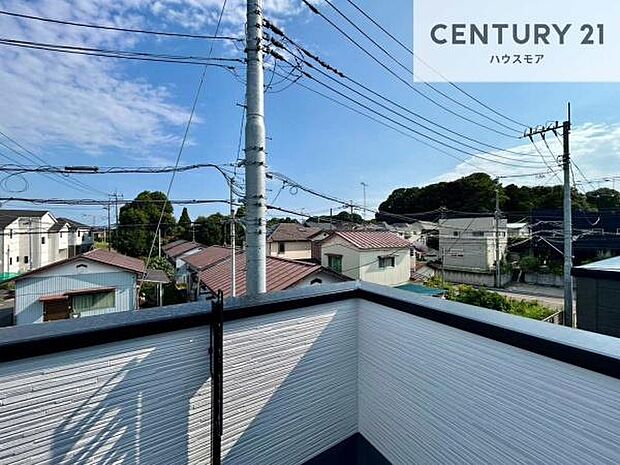晴れた日には青い空を見渡せる開放的な時間を楽しめます。気持ちの良い風が通り抜ける街並みです!