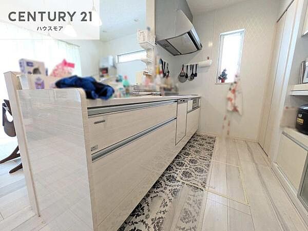 大人気の対面式システムキッチンを採用しています！ご家族のコミュニケーションが自然と増える設計です。お子様にも目が届くので嬉しいですね！広々使えて快適で作業が進みます。
