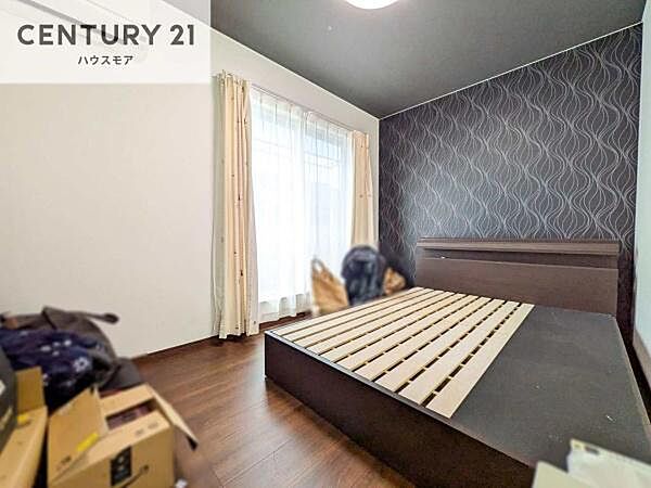 バルコニーに面した洋室は、たっぷりの陽光が差し込む明るい空間。一日の疲れをゆっくりと癒す主寝室としておすすめです。朝は心地よい光に包まれながら気持ちよく目覚められます。