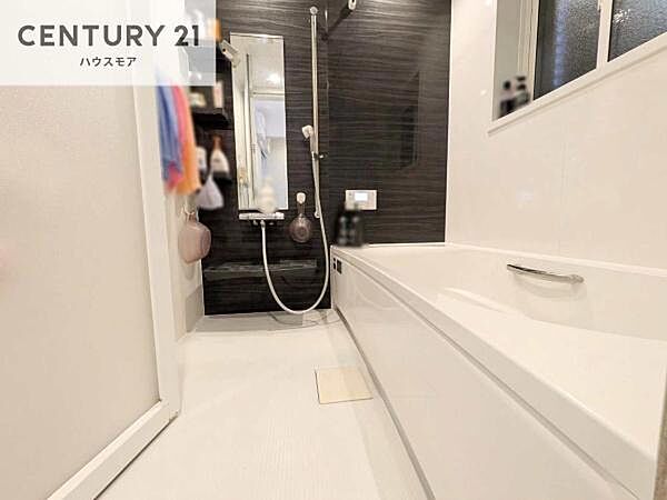 落ち着きある大人の雰囲気のバスルームは、味が出ていてバスタイムが充実！お仕事頑張っているご褒美にお好みの匂いの入浴剤を入れて、楽しんでみてはいかがでしょうか？