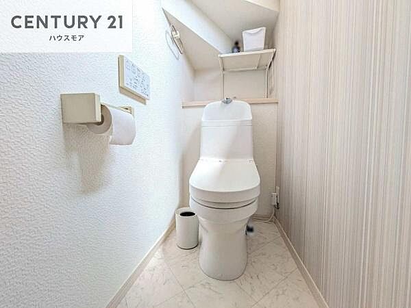 1・2階にトイレがございます！朝の忙しい時間帯も待たずにすみそうですね。白を基調とした清潔感のあるトイレでお手入れがしやすいです！