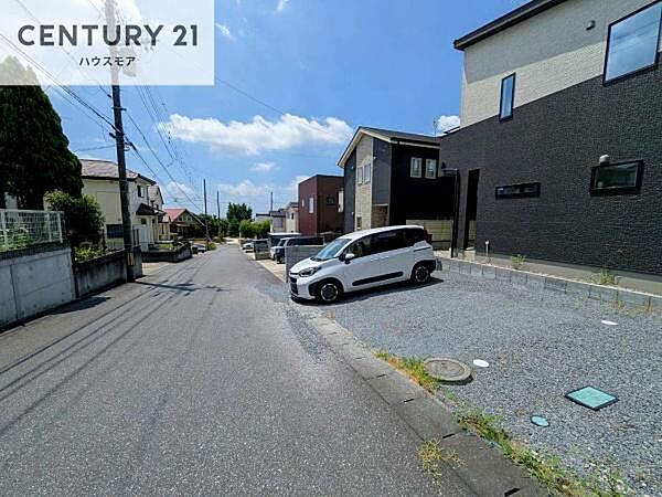 前面道路6ｍ！陽当り良好な立地です。車庫入れが苦手な方も安心ですね。