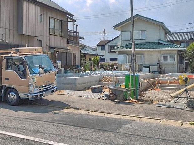 駐車スペースは2台分あります!セカンドカーはもちろん、バイクや自転車なども置き場所に困りません。