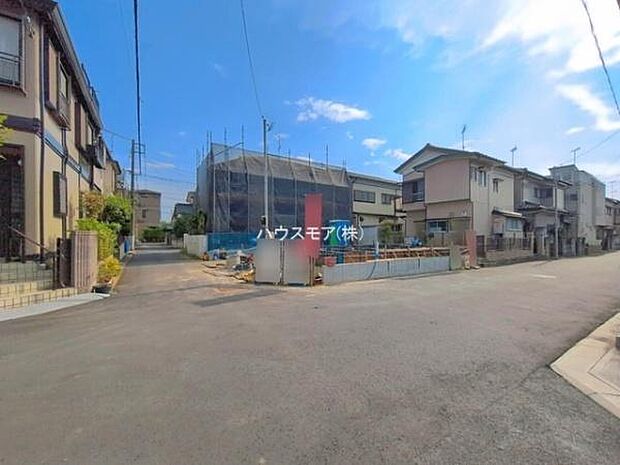 前面道路4m×6m!陽当り良好な立地です。車庫入れが苦手な方も安心ですね。