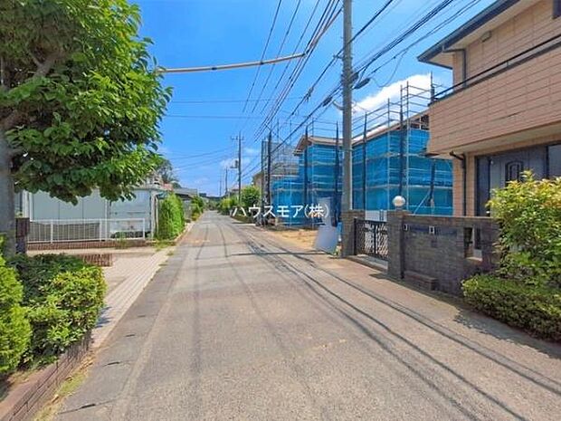 前面道路は5m!陽当り良好な立地です。車庫入れが苦手な方も安心ですね。