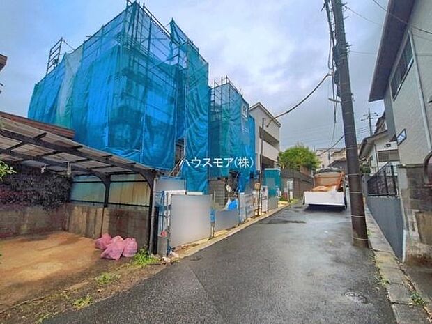 前面道路4.5m!陽当り良好な立地です。車庫入れが苦手な方も安心ですね。