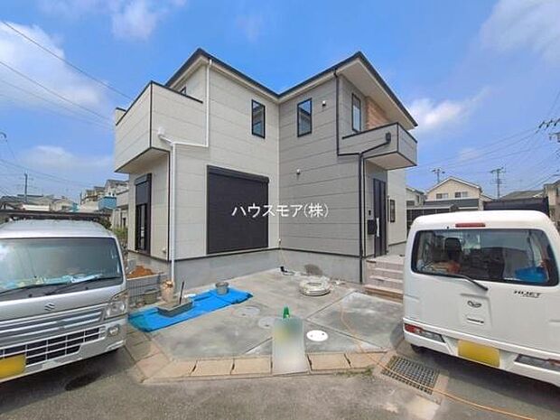 駐車スペースは2台分あります!セカンドカーはもちろん、バイクや自転車なども置き場所に困りません。