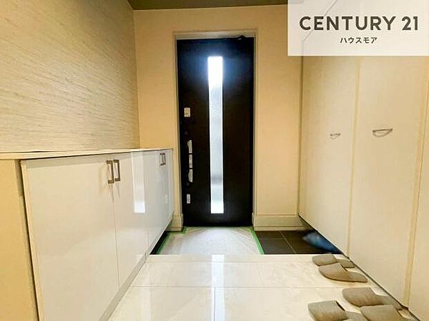 玄関収納が充実しているので、玄関周りがスッキリ片付き来客時にも靴の置き場に困りません!