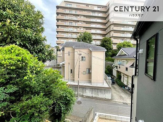 緑豊かな街並みを望む、のどかで心安らぐ眺望。四季の移ろいを身近に感じながら穏やかな暮らしをお楽しみいただけます。