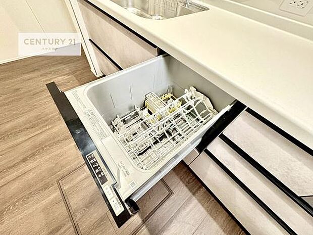 食洗機付きのキッチンです!忙しい時や手荒れ防止として大変活躍する便利な仕様!ビルトインなのでキッチンの場所を取らず調理スペースを広く使うことが出来ます!
