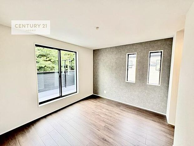 バルコニーに面した洋室は、たっぷりの陽光が差し込む明るい空間。一日の疲れをゆっくりと癒す主寝室としておすすめです。朝は心地よい光に包まれながら気持ちよく目覚められます。
