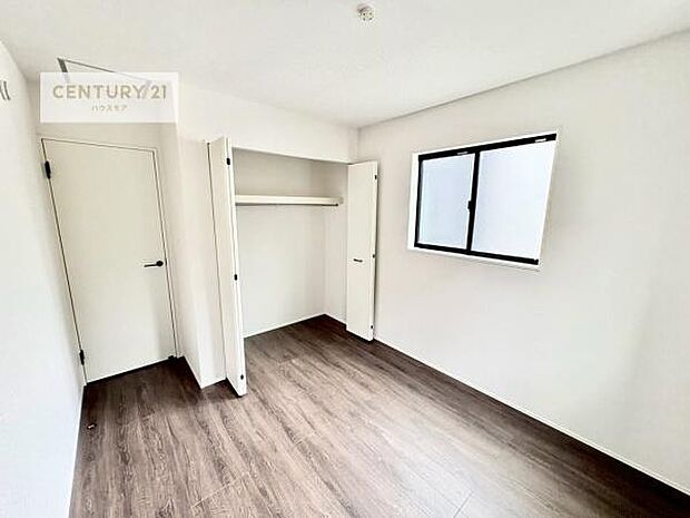 掃き出し窓がないお部屋は、お子様のお部屋としても安心です!収納スペースも充実しているので散らかったお部屋をサッと片付けられます!