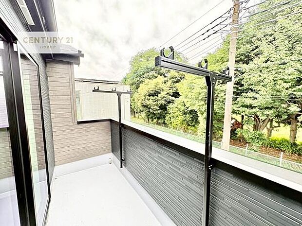 落ち着きある住宅街です!周囲には高い建物がなく、空が広く開放感があり、陽当たりを大きく遮られることもありません!気持ちの良い風が通り抜ける街並みです!