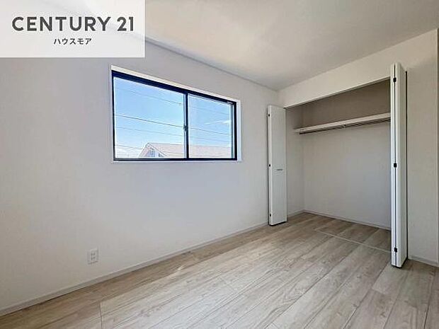 掃き出し窓がないお部屋は、お子様のお部屋としても安心です!収納スペースも充実しているので散らかったお部屋をサッと片付けられます!