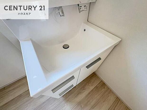 深い洗面台ボウルは、水が跳ねにくいのでお手入れが楽々!清潔感が保てます!キレイな洗面所で自分磨きのモチベーションが上がりますね!