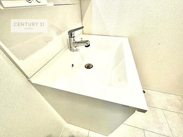 深い洗面台ボウルは、水が跳ねにくいのでお手入れが楽々!清潔感が保てます!キレイな洗面所で自分磨きのモチベーションが上がりますね!