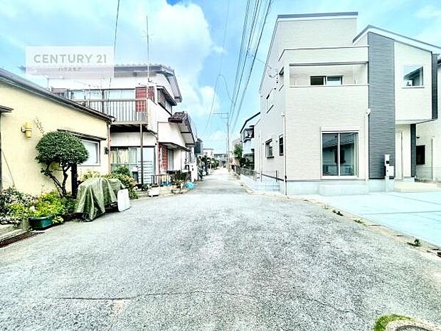 前面道路は4ｍ！陽当り良好な立地です。車庫入れが苦手な方も安心ですね。