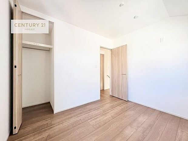 掃き出し窓がないお部屋は、お子様のお部屋としても安心です!収納スペースも充実しているので散らかったお部屋をサッと片付けられます!