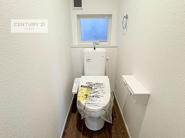 1・2階にトイレがございます!朝の忙しい時間帯も待たずにすみそうですね。白を基調とした清潔感のあるトイレでお手入れがしやすいです!