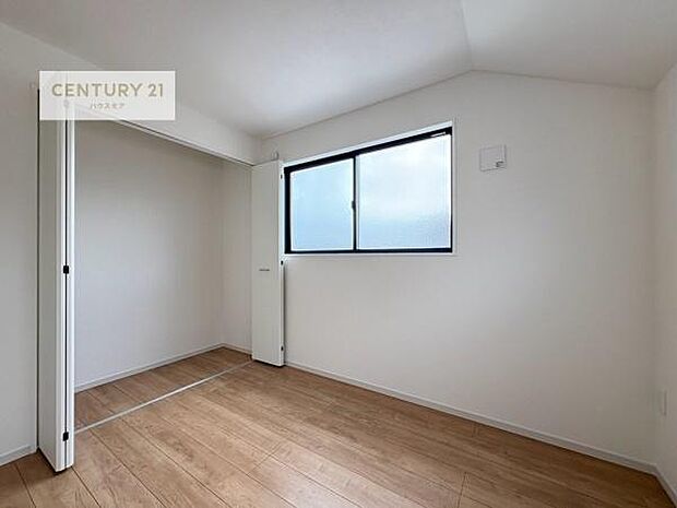 掃き出し窓がないお部屋は、お子様のお部屋としても安心です!収納スペースも充実しているので散らかったお部屋をサッと片付けられます!