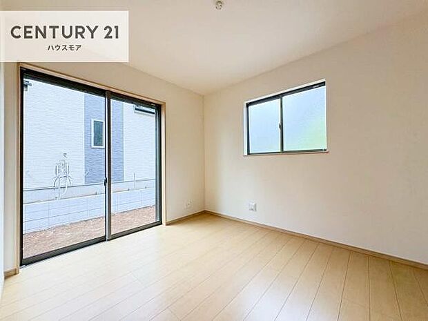 リビングと隣接している洋室です!客間としてはもちろん、家事の休憩スペースとして使用するのもいいですね!