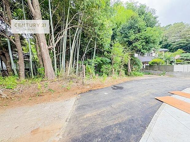 前面道路は3.4m!陽当り良好な立地です。車庫入れが苦手な方も安心ですね。