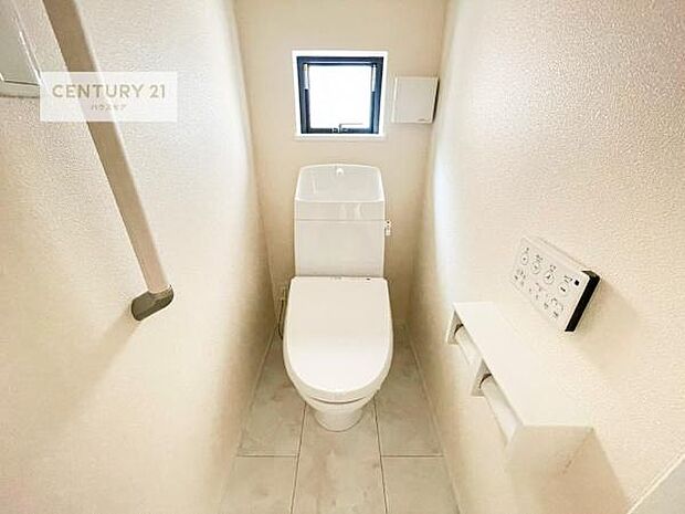 1・2階にトイレがございます!朝の忙しい時間帯も待たずにすみそうですね。白を基調とした清潔感のあるトイレでお手入れがしやすいです!