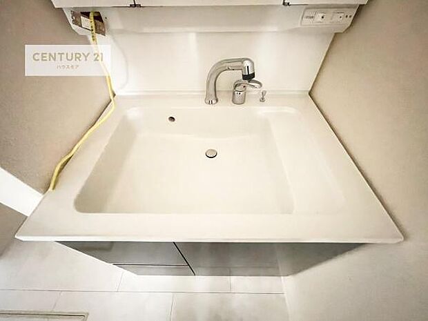 深い洗面台ボウルは、水が跳ねにくいのでお手入れが楽々!清潔感が保てます!キレイな洗面所で自分磨きのモチベーションが上がりますね!