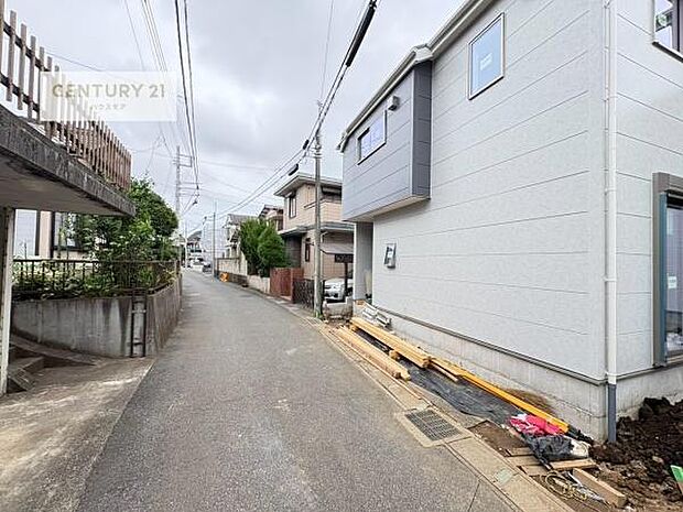 前面道路は4m!陽当り良好な立地です。車庫入れが苦手な方も安心ですね。