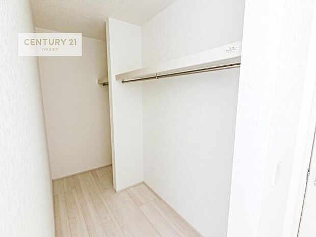 ファミリークロークを備えた住まいは、収納力と快適さを兼ね備えた贅沢な空間設計。衣類やバッグ、季節物までひとまとめにでき、日々の整理整頓がぐっとスマートに!(同仕様)