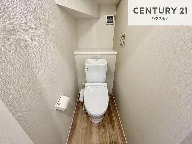 温水洗浄便座につき、冬場は便座が暖かくできるので冷たい便座に座らずに済む嬉しい仕様です!シンプルなカラーを基調としているので、お手入れがしやすいです。
