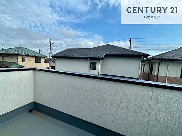晴れた日には青い空を見渡せる開放的な時間を楽しめます。気持ちの良い風が通り抜ける街並みです!