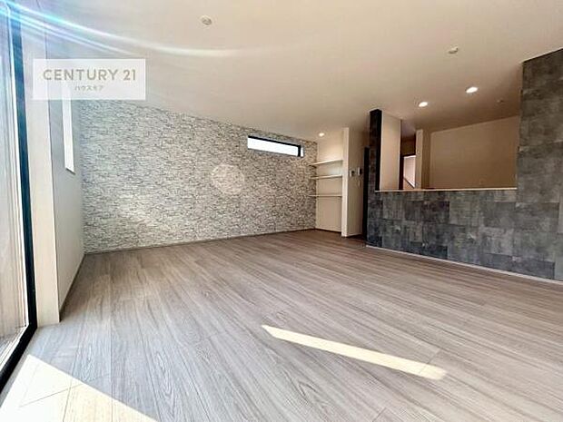 カラークロスがアクセント。オシャレなリビングです!毎日過ごすのに気持ちよくお住まいいただけます!