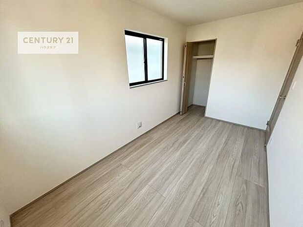 掃き出し窓がないお部屋は、お子様のお部屋としても安心です!収納スペースも充実しているので散らかったお部屋をサッと片付けられます!