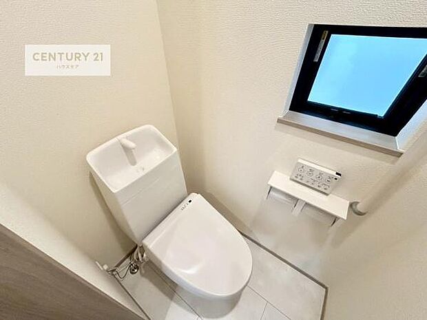 1・2階にトイレがございます!朝の忙しい時間帯も待たずにすみそうですね。白を基調とした清潔感のあるトイレでお手入れがしやすいです!