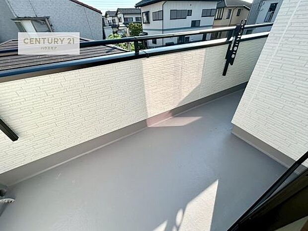 広々としているバルコニーです!お洗濯物を干すのはもちろん風に当たりながらくつろぎタイムが送れます!