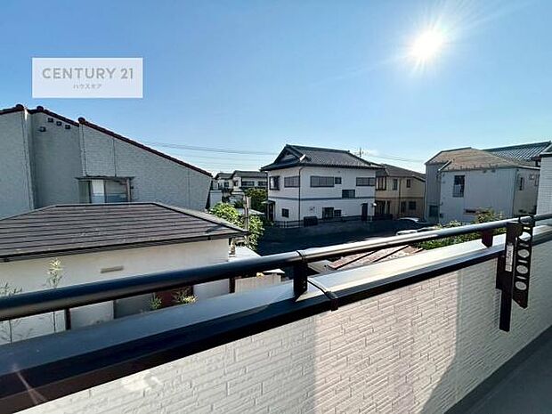 晴れた日には青い空を見渡せる開放的な時間を楽しめます。気持ちの良い風が通り抜ける街並みです!