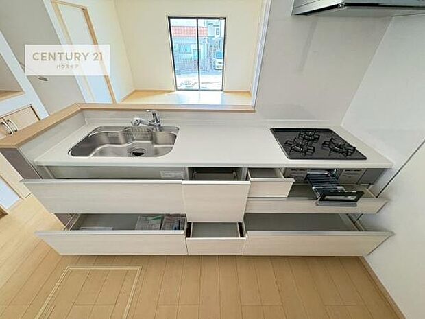 収納スペースが充実しており、キッチンまわりをすっきりと保ちながら、広々とした調理スペースを確保。快適な作業環境で、毎日のお料理もよりスムーズにはかどります。